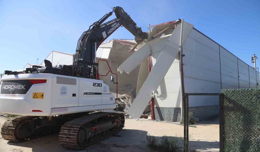 Nilüfer'de Kaçak Fabrika Yapısı Yıkıldı