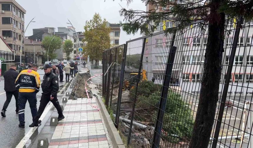 Sultangazi'de Sağanak Yağış Okulun İstinat Duvarını Çökertti