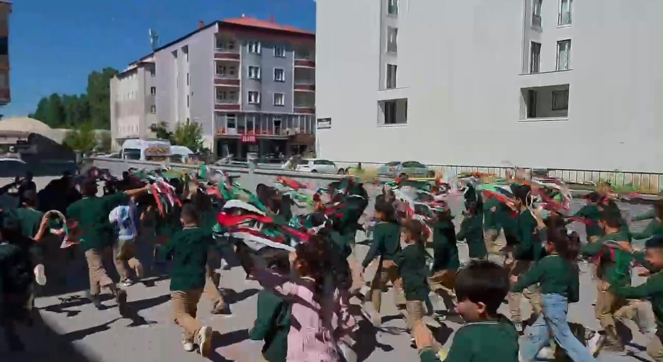 Ağrı'da Barış İçin Uçurtma Şenliği: Gökyüzü Çocuklara Kalsın