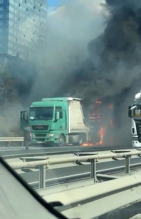 Esenyurt TEM Otoyolu'nda Tır Yangını: İtfaiye Ekipleri Olay Yerinde