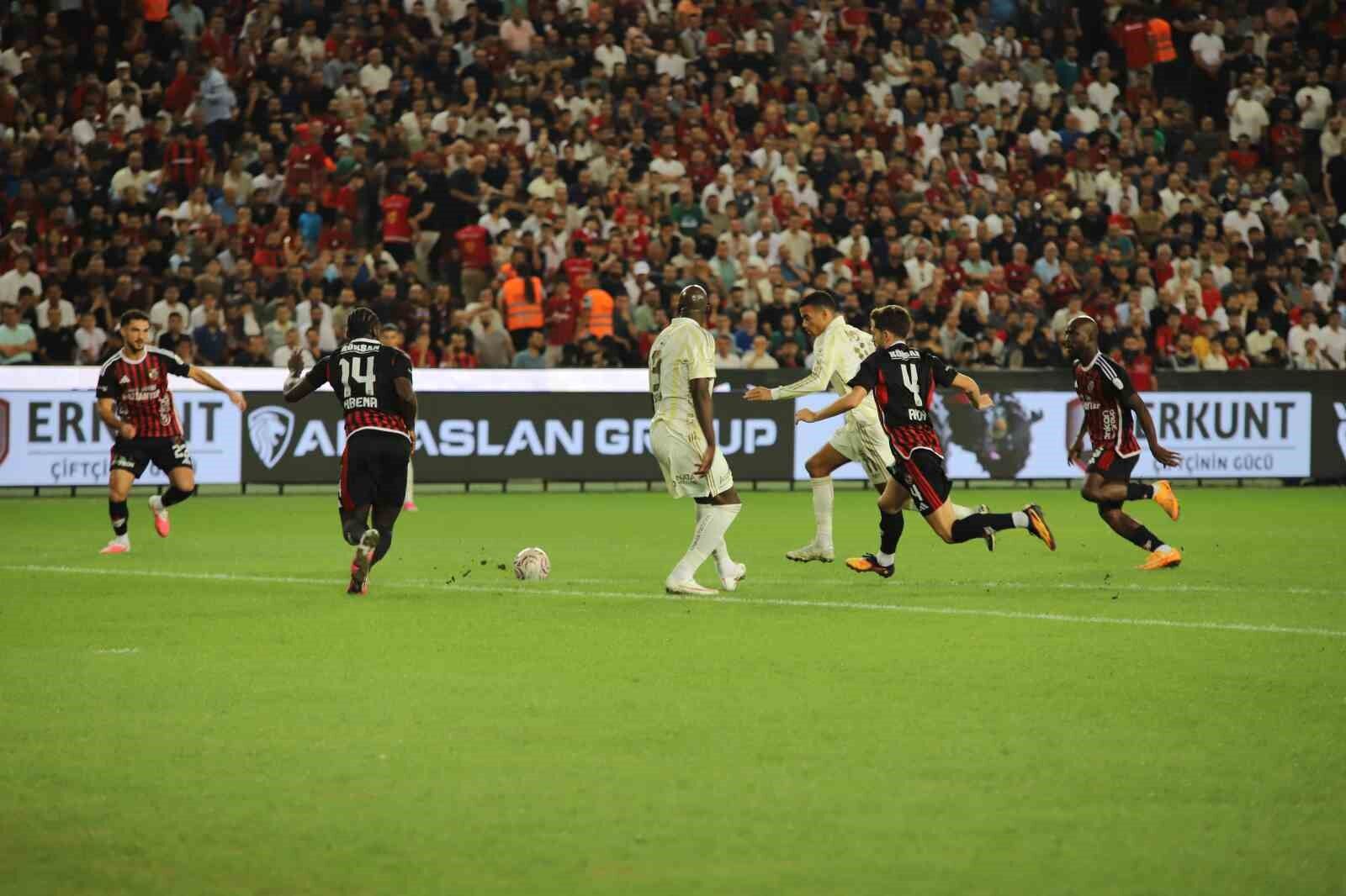 Trendyol Süper Lig'de Gaziantep FK ve Fenerbahçe Maçı Golsüz Devam Ediyor