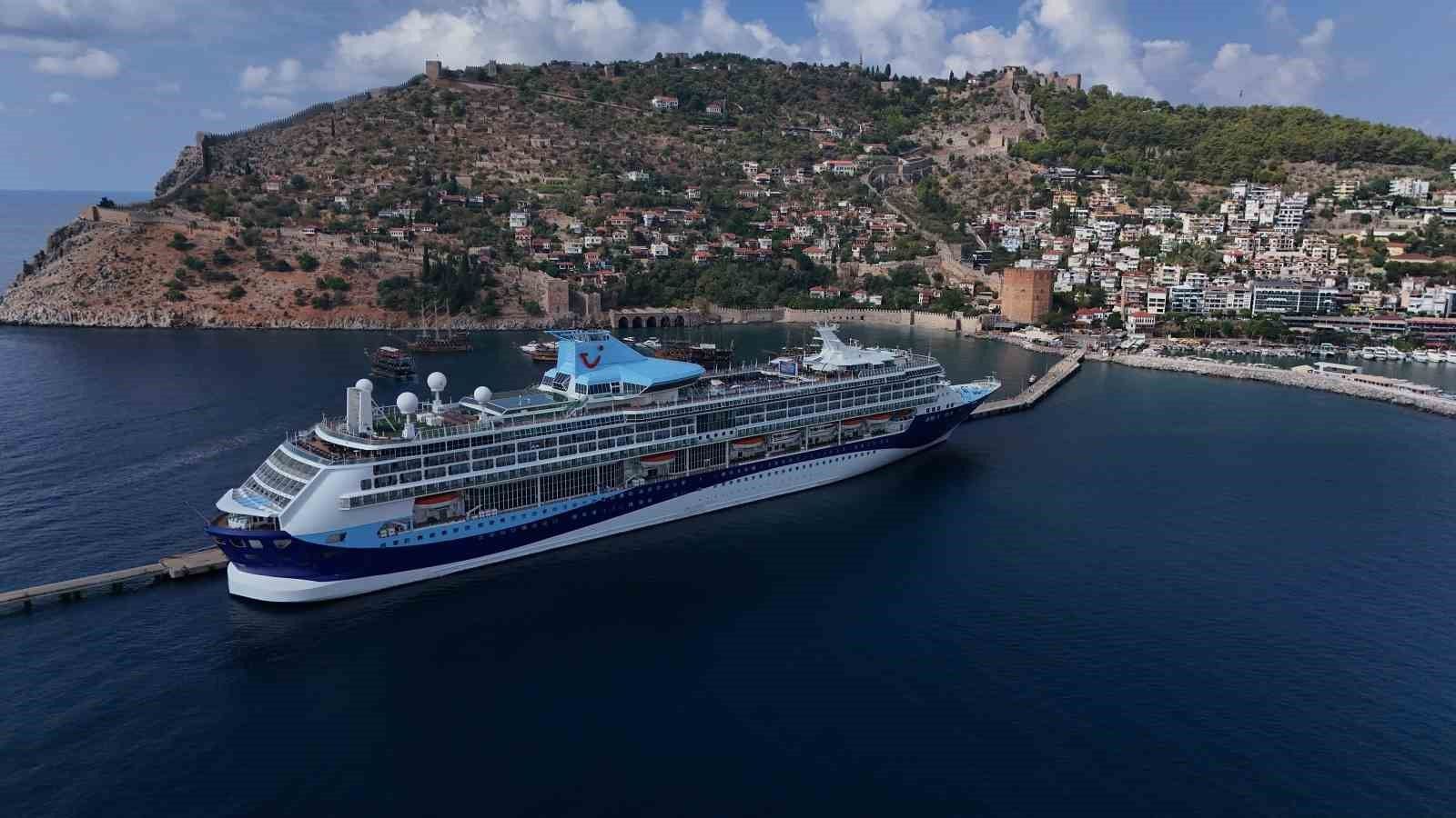 Alanya'ya 2026 yılında 10 kruvaziyerle 12 bin 876 turist geldi