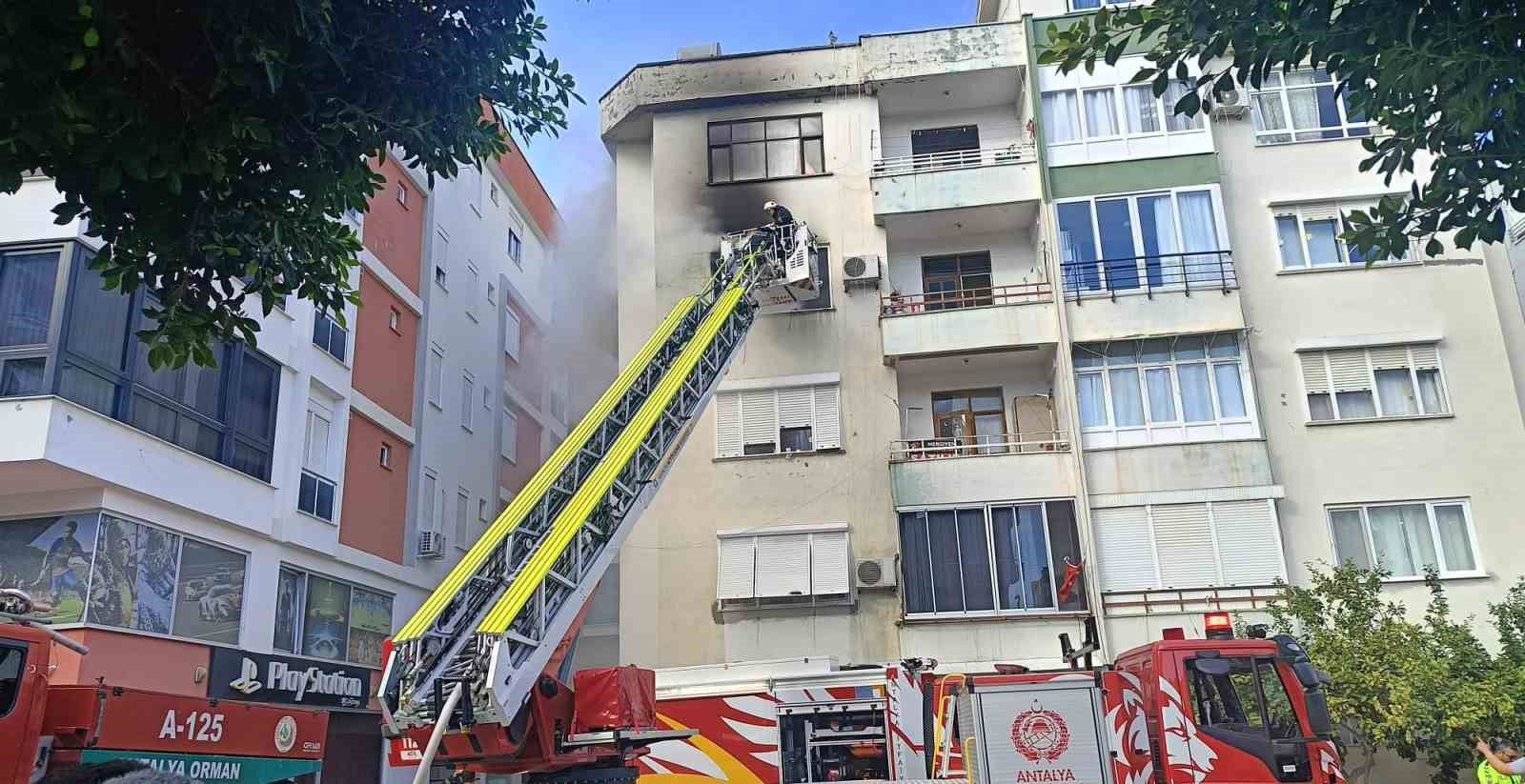 Antalya Kumluca'da apartman dairesinde yangın çıktı