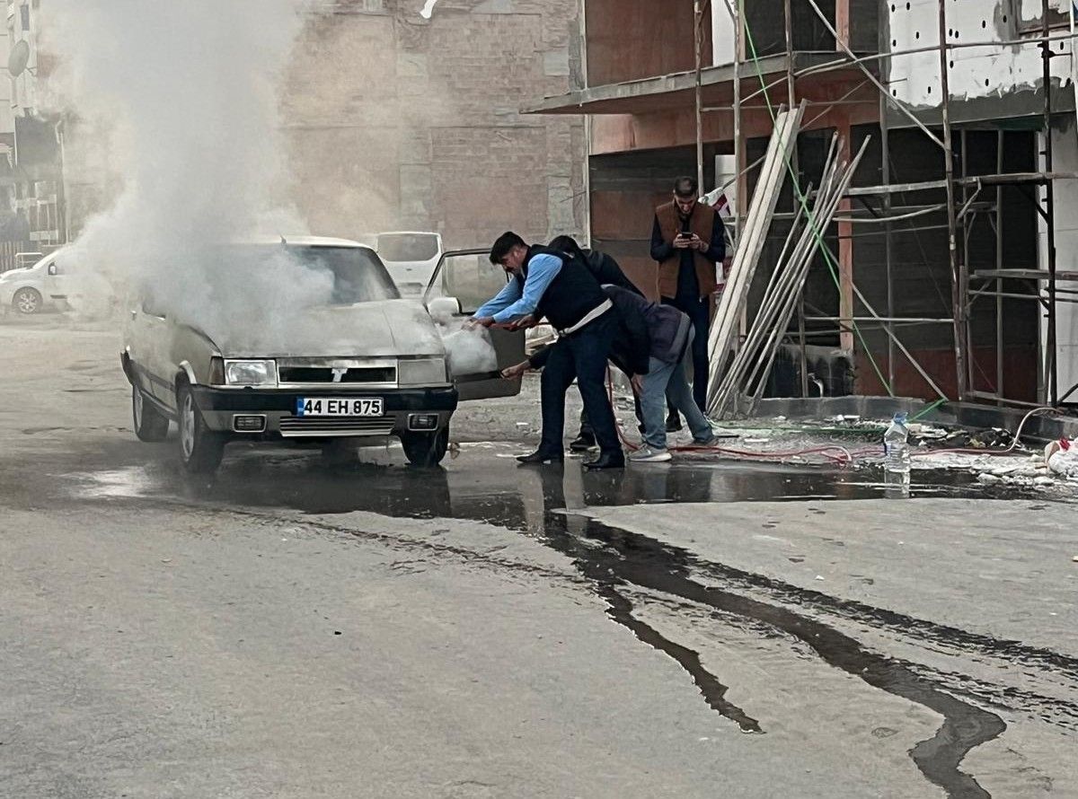 Battalgazi'de araçta çıkan yangına zabıta ekipleri müdahale etti