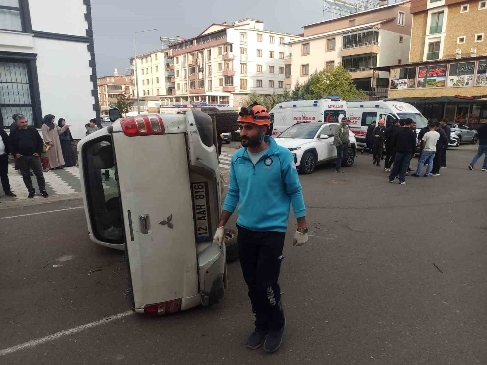 Bingöl'de otomobil ve pikap çarpıştı, 2 kişi yaralandı