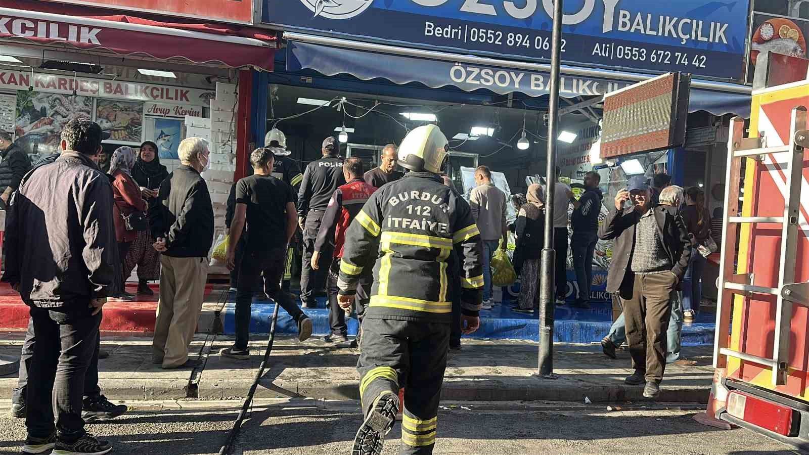 Burdur'daki balıkçıda bacada yangın, satışlar devam etti