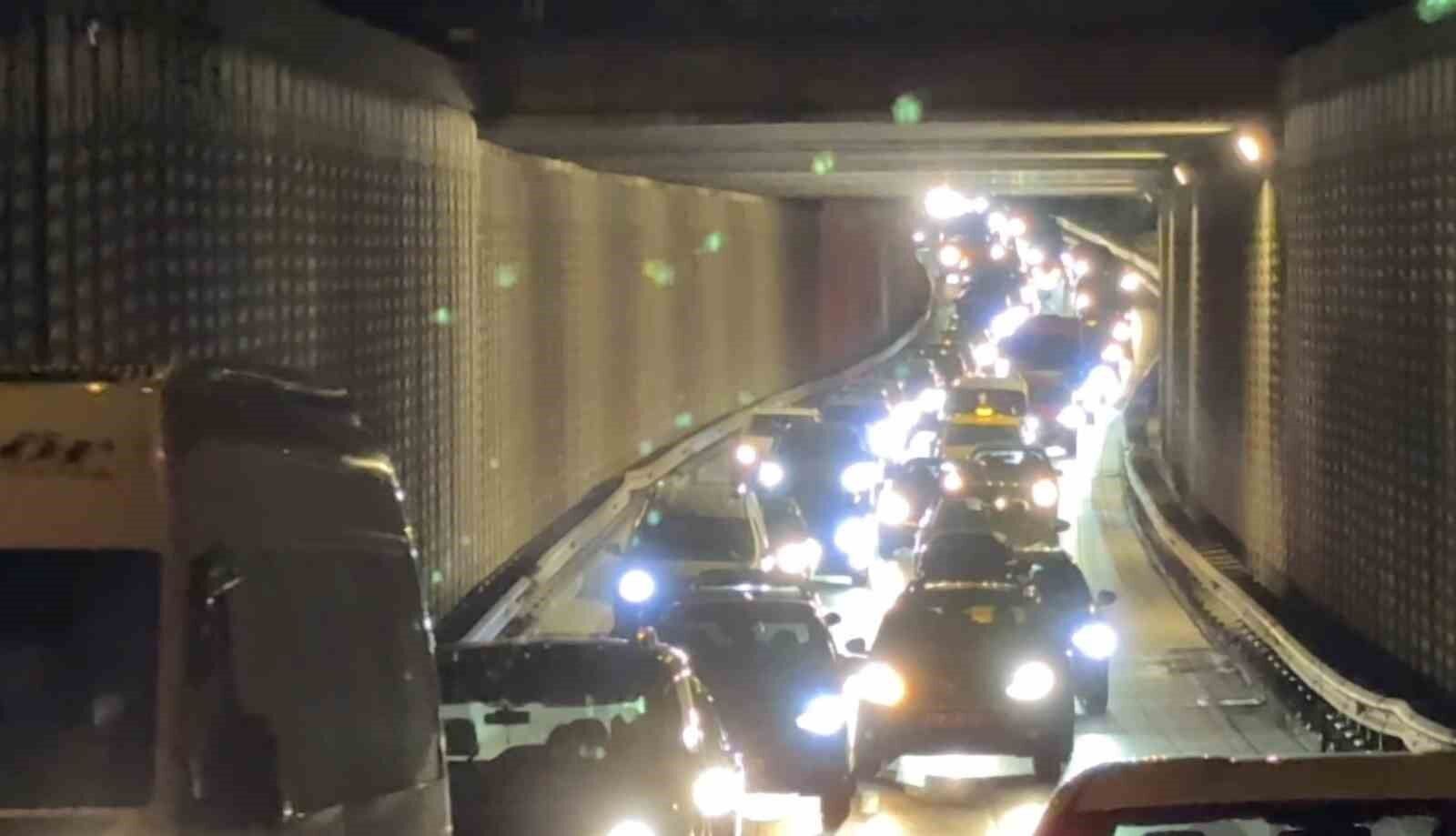 Bursa'da Bariyerlere Çarpan Araçta İki Yaralı