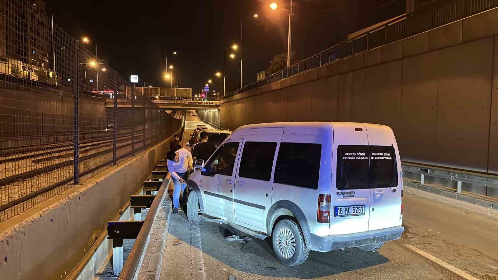 Bursa'da otomobile çarpan motosiklet sürücüsü hastaneye kaldırıldı