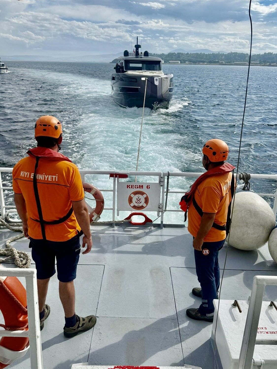 Çanakkale Boğazı'nda Sürüklenen Tekne İçindeki İki Kişi Kurtarıldı