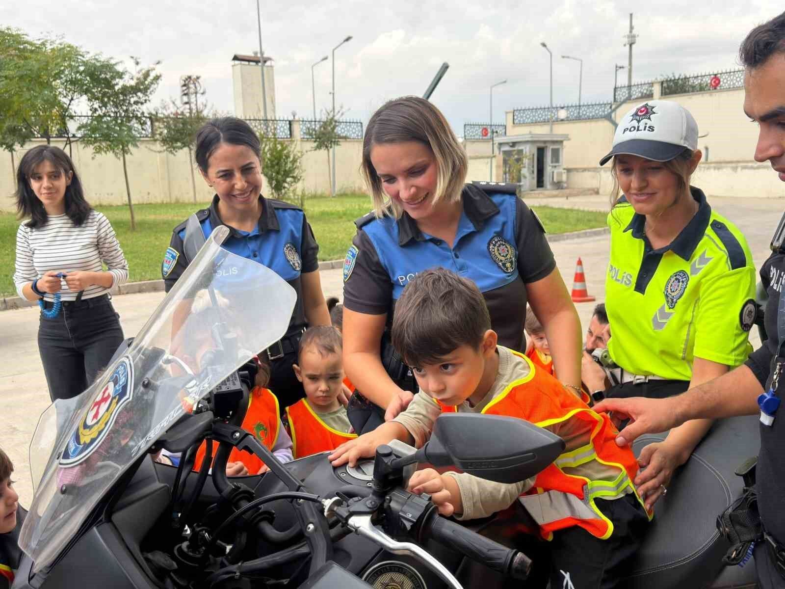 Cizre'de Minik Öğrencilere Polislik Mesleği Tanıtıldı