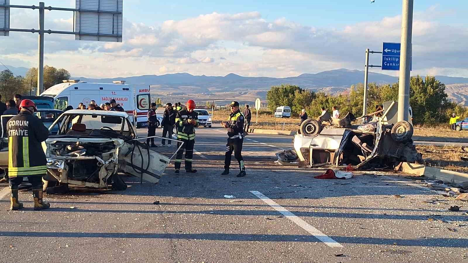 Çorum'da iki otomobil çarpıştı, 9 yaşındaki çocuk hayatını kaybetti
