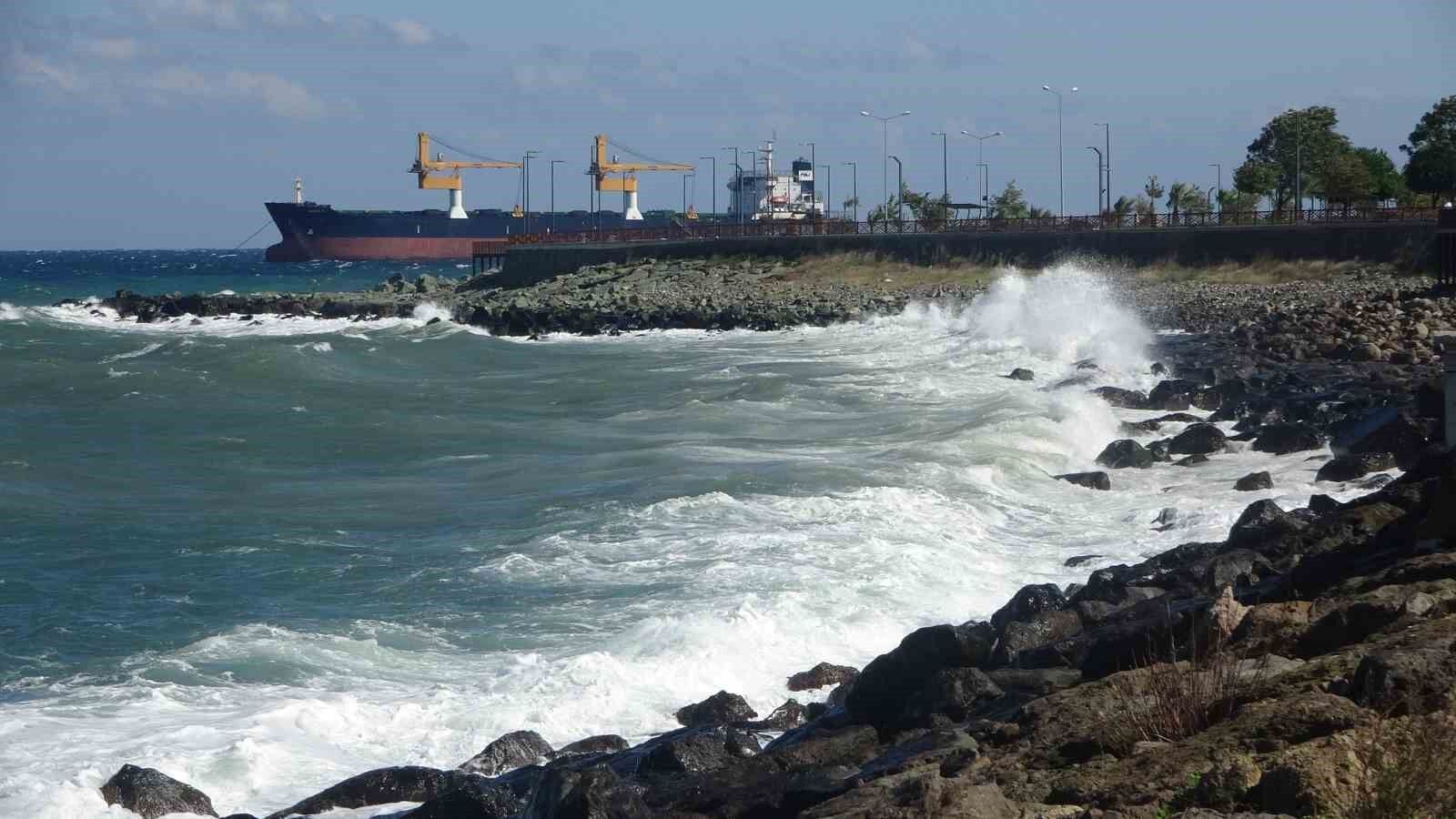 Doğu Karadeniz'de Fırtına Hayatı Olumsuz Etkiliyor