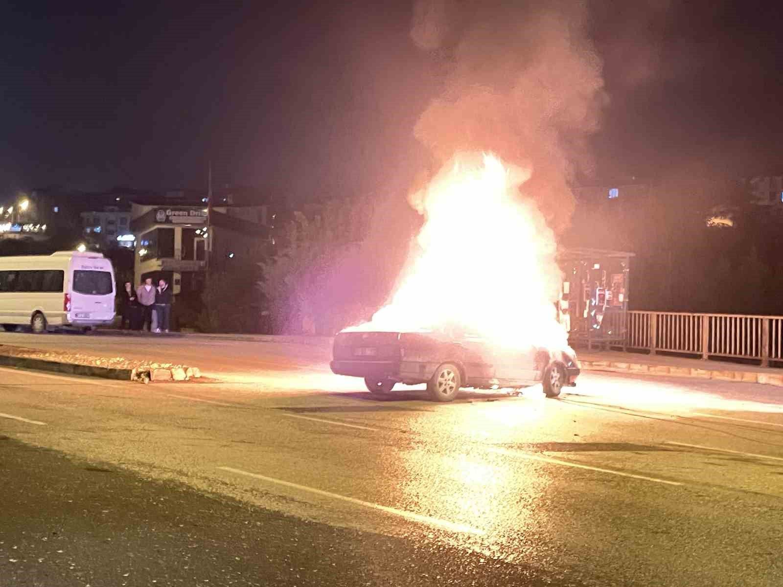 Düzce'de istop eden otomobil alev alarak yandı