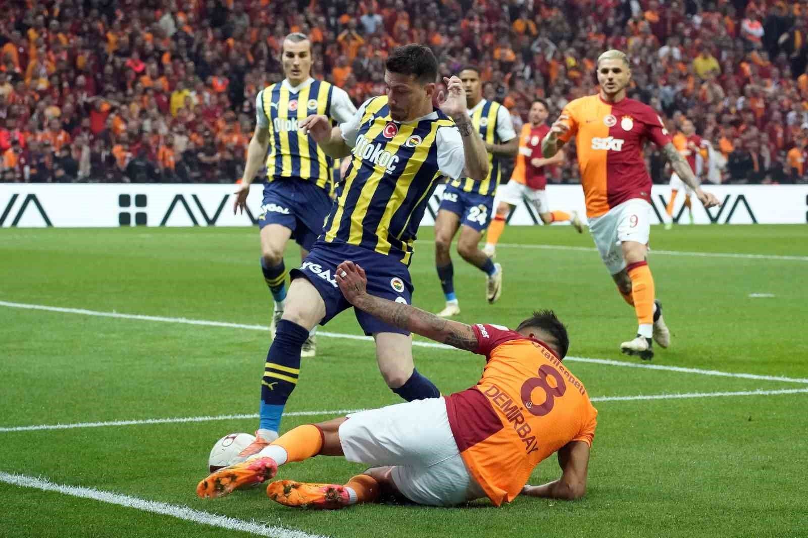 Galatasaray-Fenerbahçe derbisinde sürpriz kadrolar! İlk 11'ler açıklandı, yıldızlar sahnede