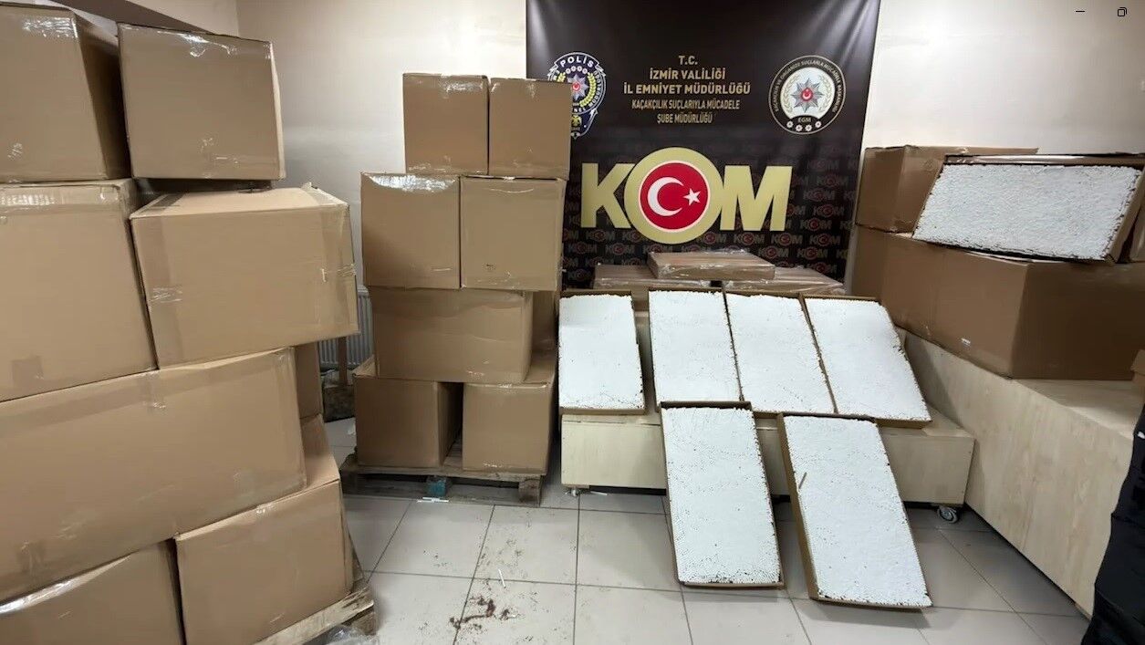 İzmir'de Minibüsten 1 Milyondan Fazla Kaçak Makaron Ele Geçirildi