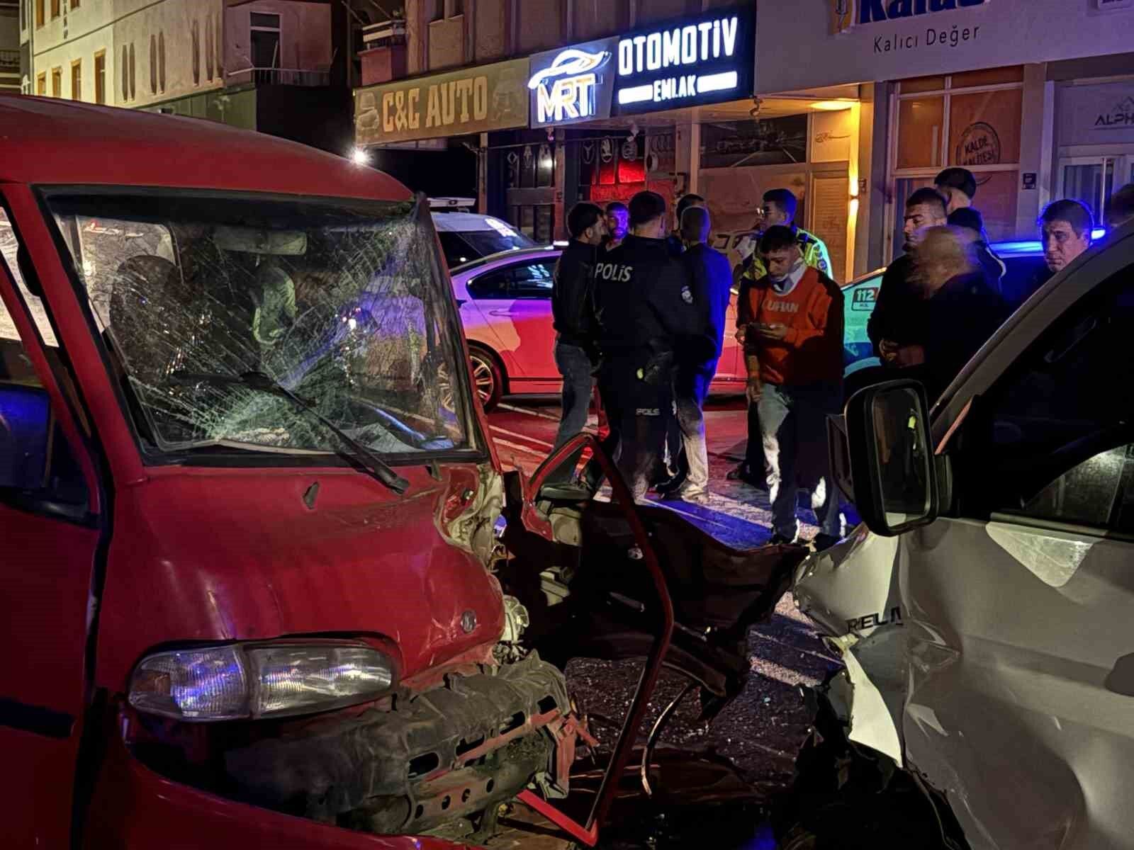 Kamyonet ve Pikap Kafa Kafaya Çarpıştı: Sıkışan Sürücü Kurtarıldı, 2 Yaralı