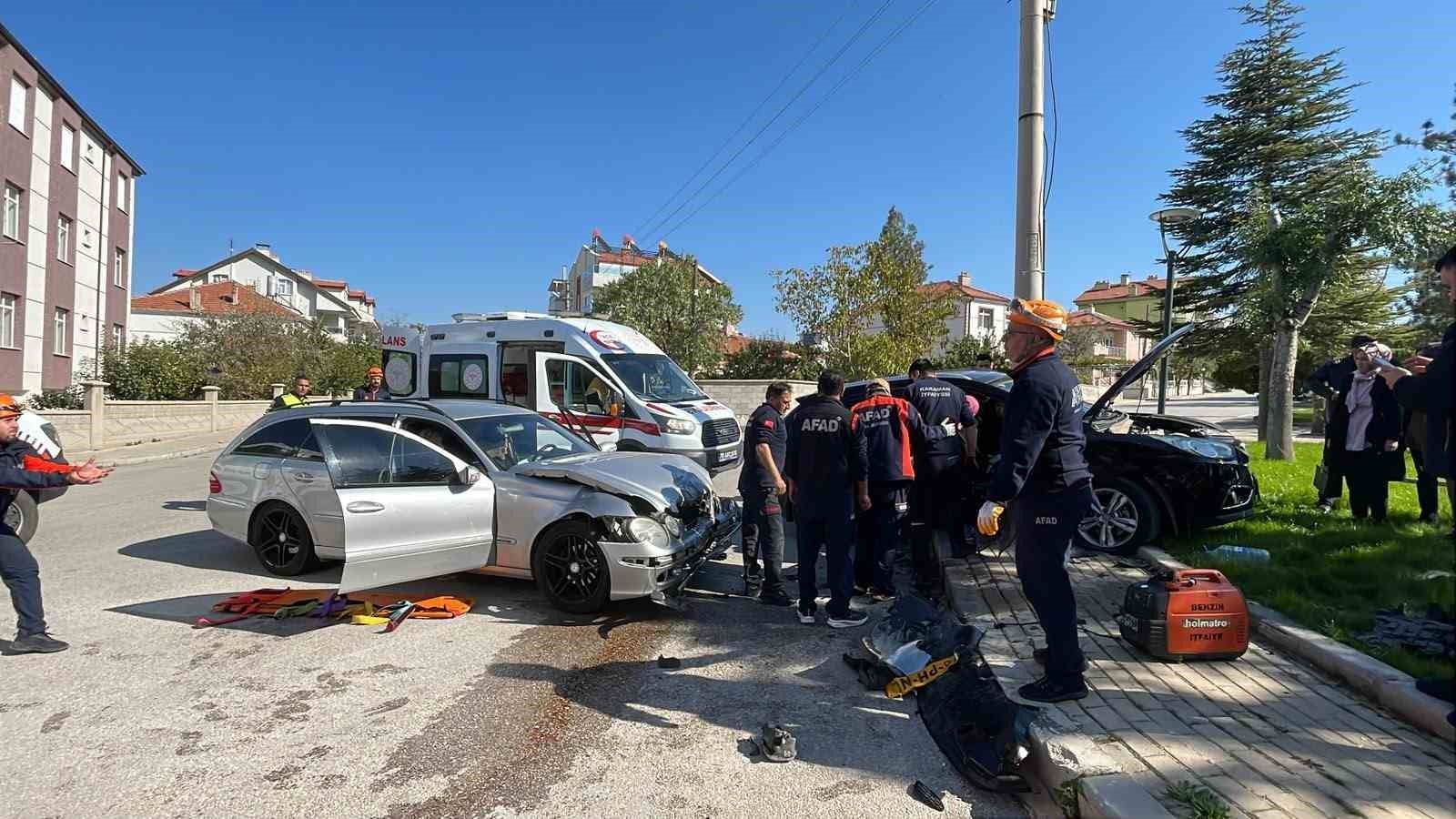 Karaman'da otomobil ile cip çarpıştı, 3 kişi yaralandı