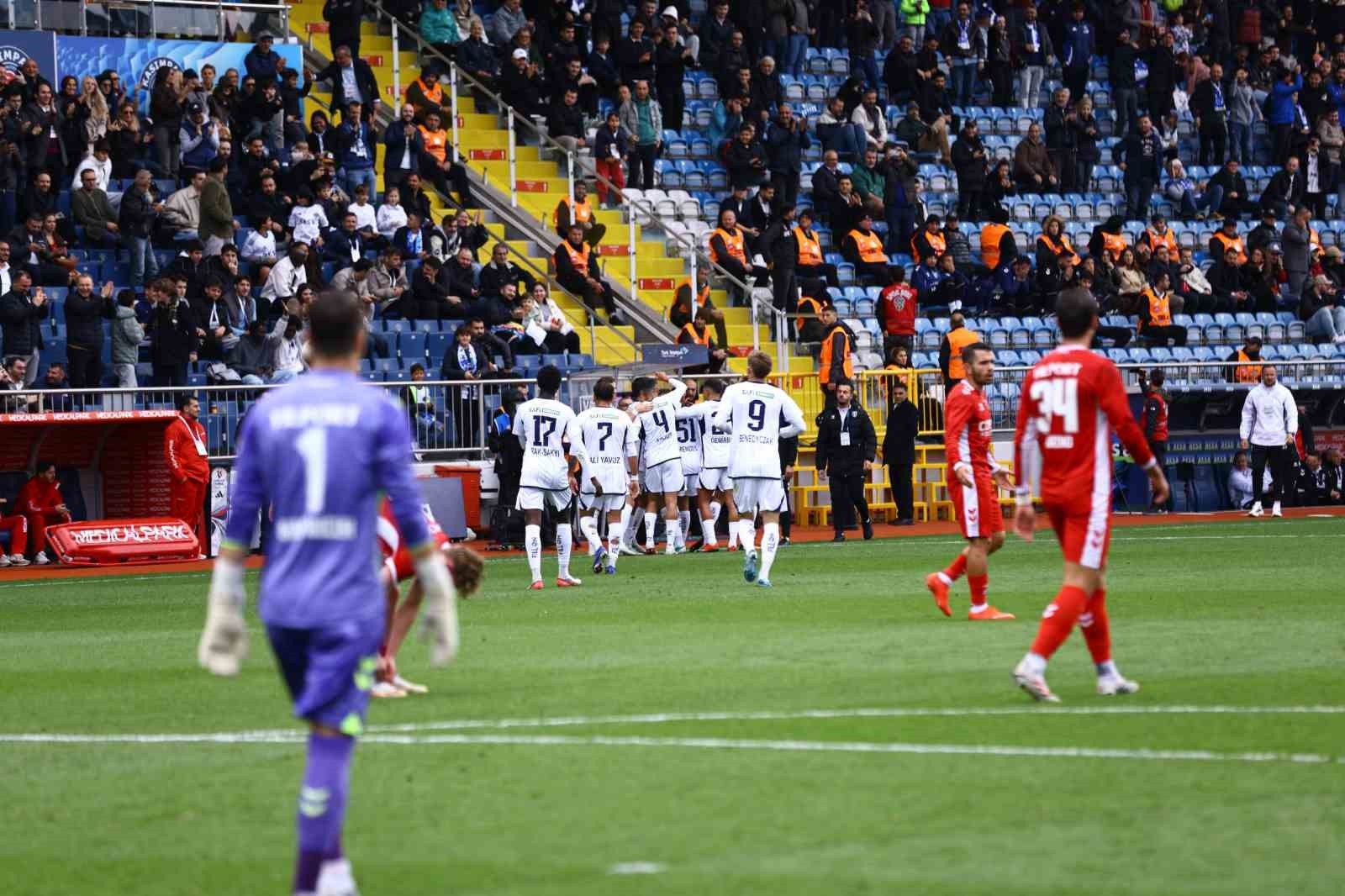 Kasımpaşa, Samsunspor'u 2-1 ile geçerek ilk yarıyı önde kapadı