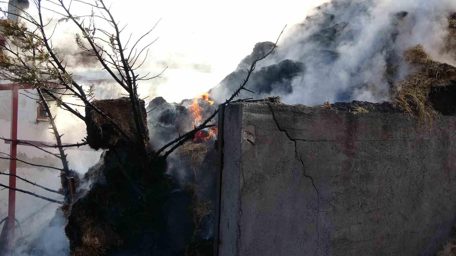 Kastamonu'da çıkan yangında 8 bin balya saman alev aldı