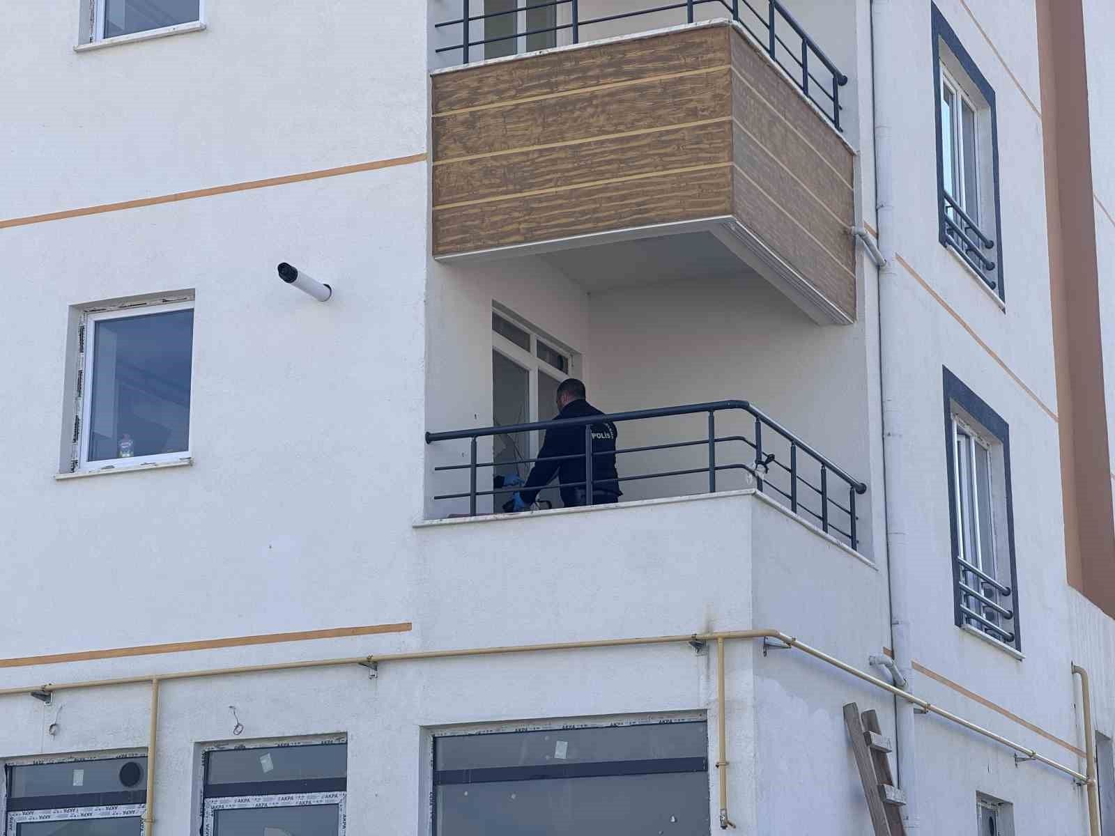 Kayseri'de uzaklaştırma kararı sonrası merdivenle eve girdi