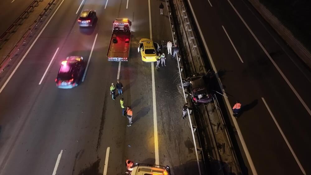 TEM Otoyolu'nda feci kaza: Otomobil bariyerlere sıkıştı, 1 ölü 2 yaralı