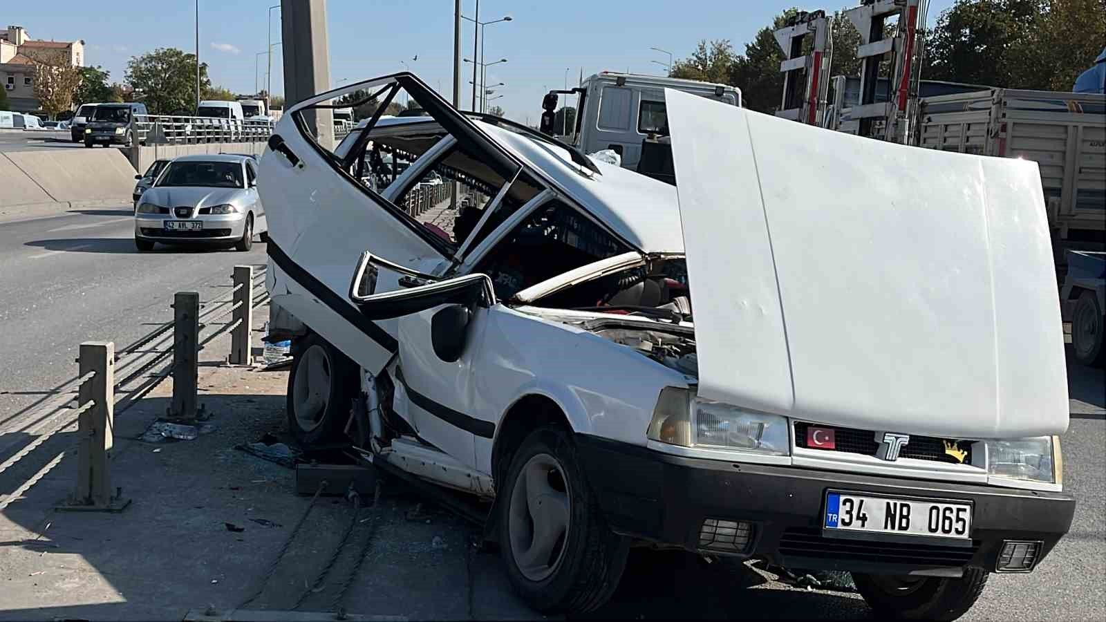 Konya'da kontrolden çıkan Tofaş otomobil refüje çarptı, 4 yaralı