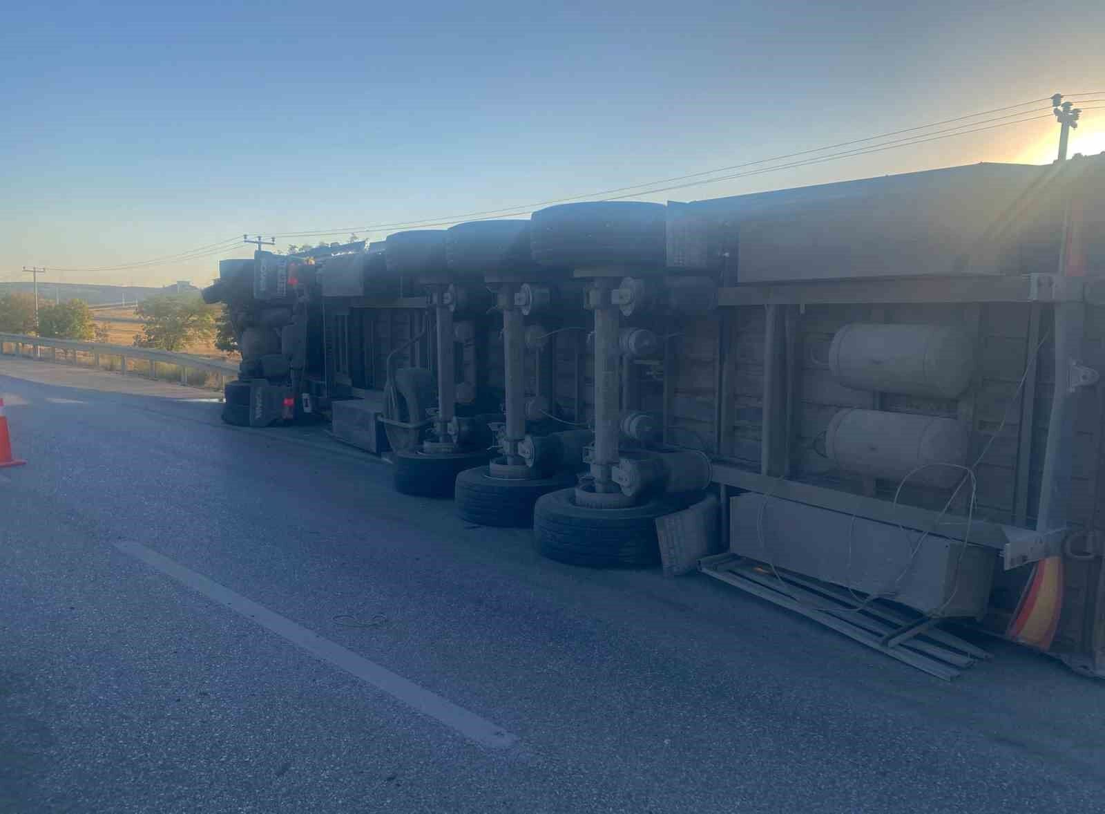 Konya'da Pancar Yüklü Tır Devrildi: 1 Kişi Yaralı