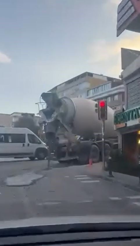 Küçükçekmece'de betonu yola döken kamyon sürücüsüne ceza