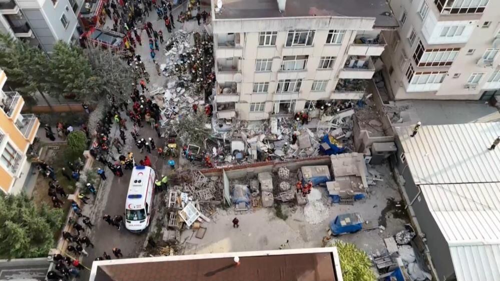 Maltepe’de 7 katlı bina çöktü! Enkazdan kurtarma çalışmaları sürüyor