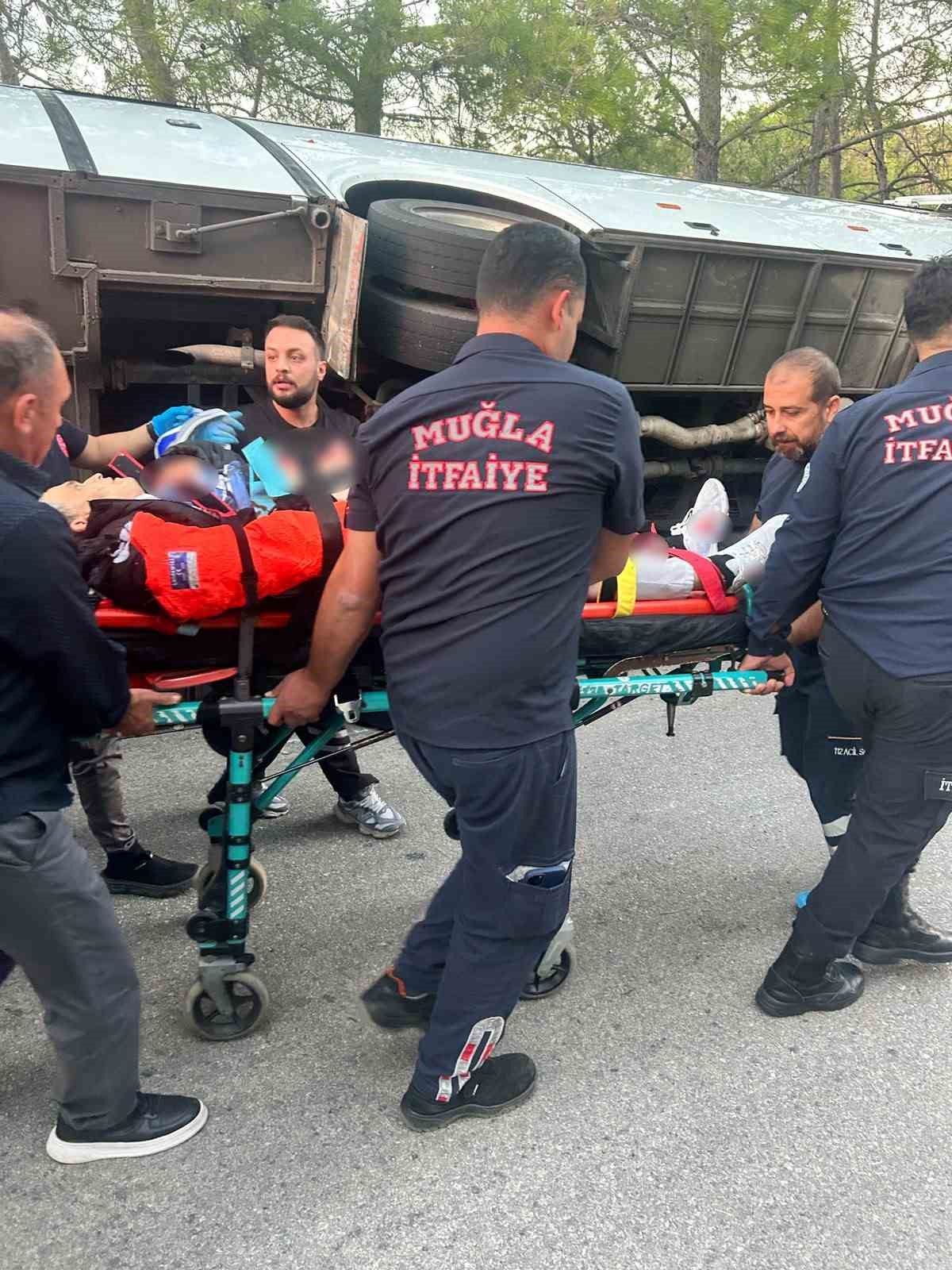 Marmaris'te otel personelini taşıyan minibüs devrildi, 3 yaralı
