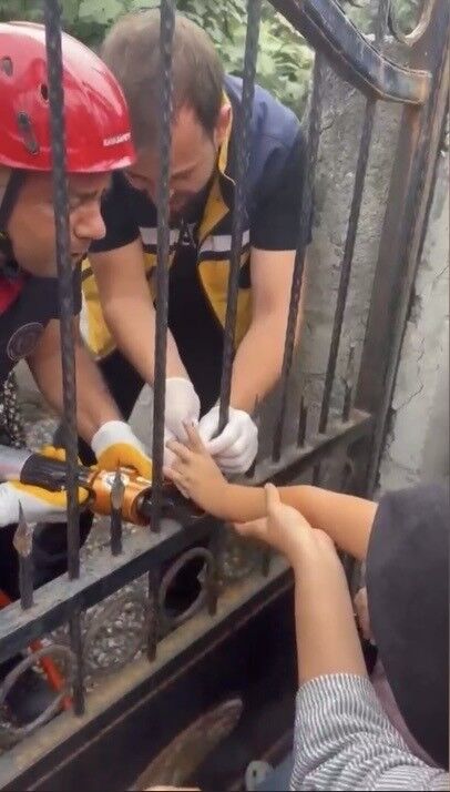 Osmaniye'de Demir Korkuluğa Sapan Çocuğu İtfaiye Kurtardı