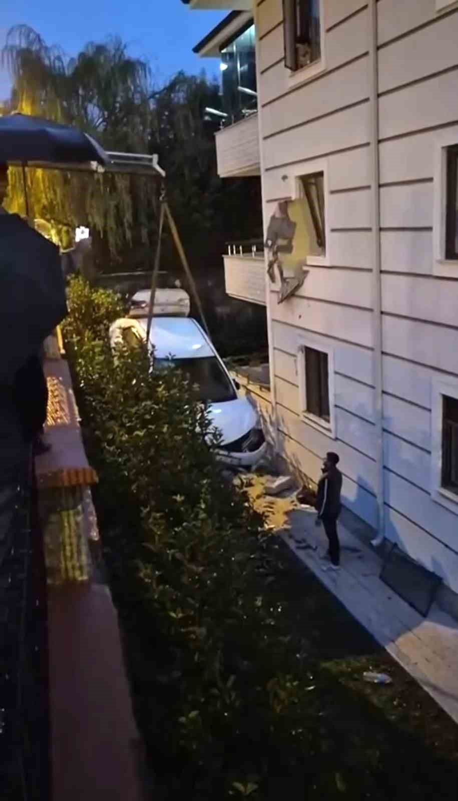 Sakarya'da kontrolden çıkan otomobil apartmanın ikinci katına çarptı
