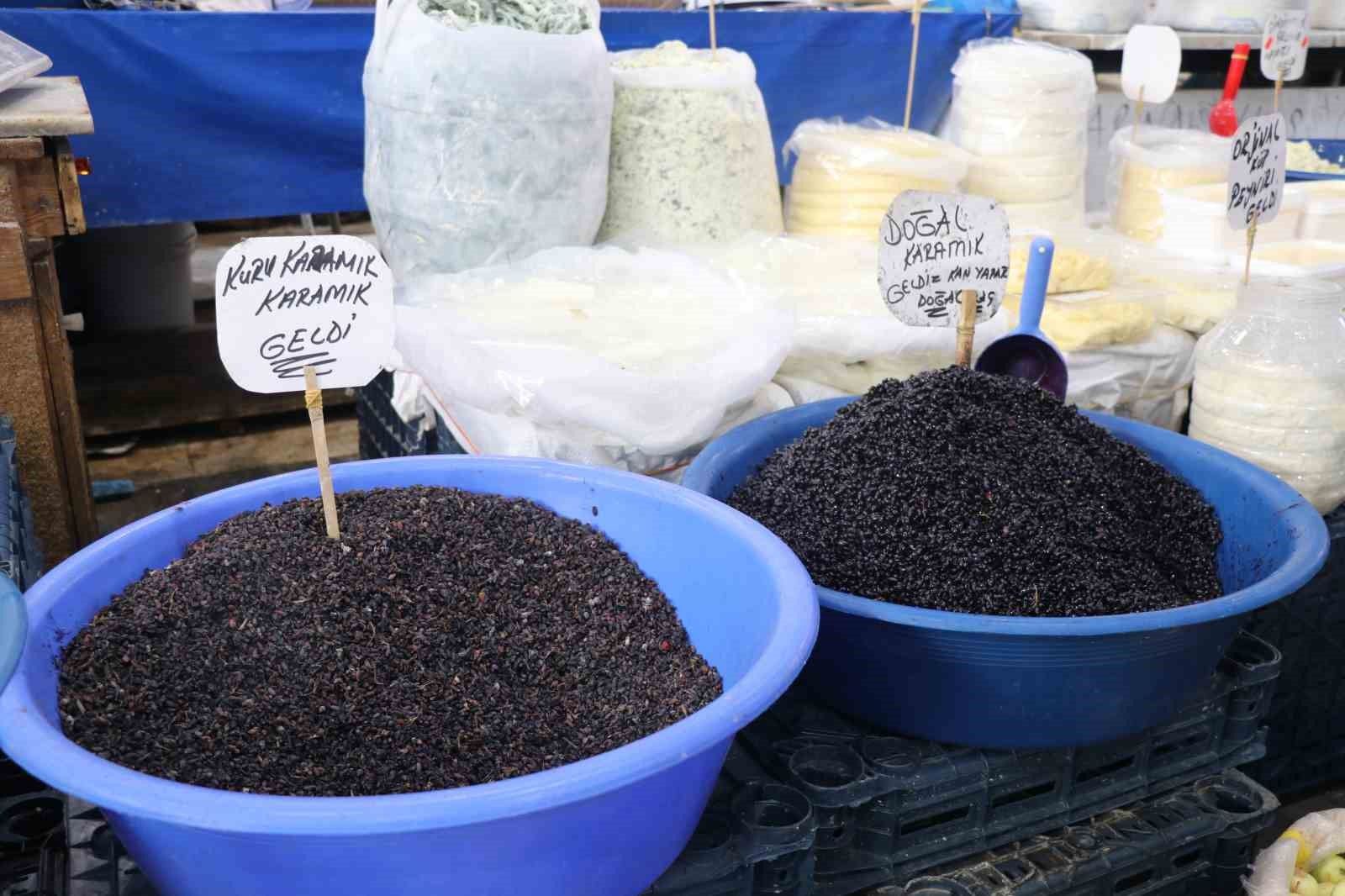 Sivas'ta Karamuk Meyvesi Tezgahlarda Yerini Aldı
