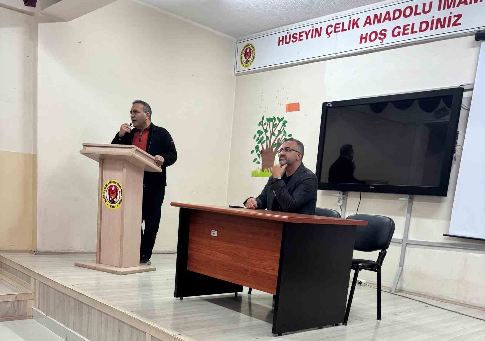 Tuşba'daki İmam Hatip Lisesinde geniş katılımlı veli toplantısı yapıldı