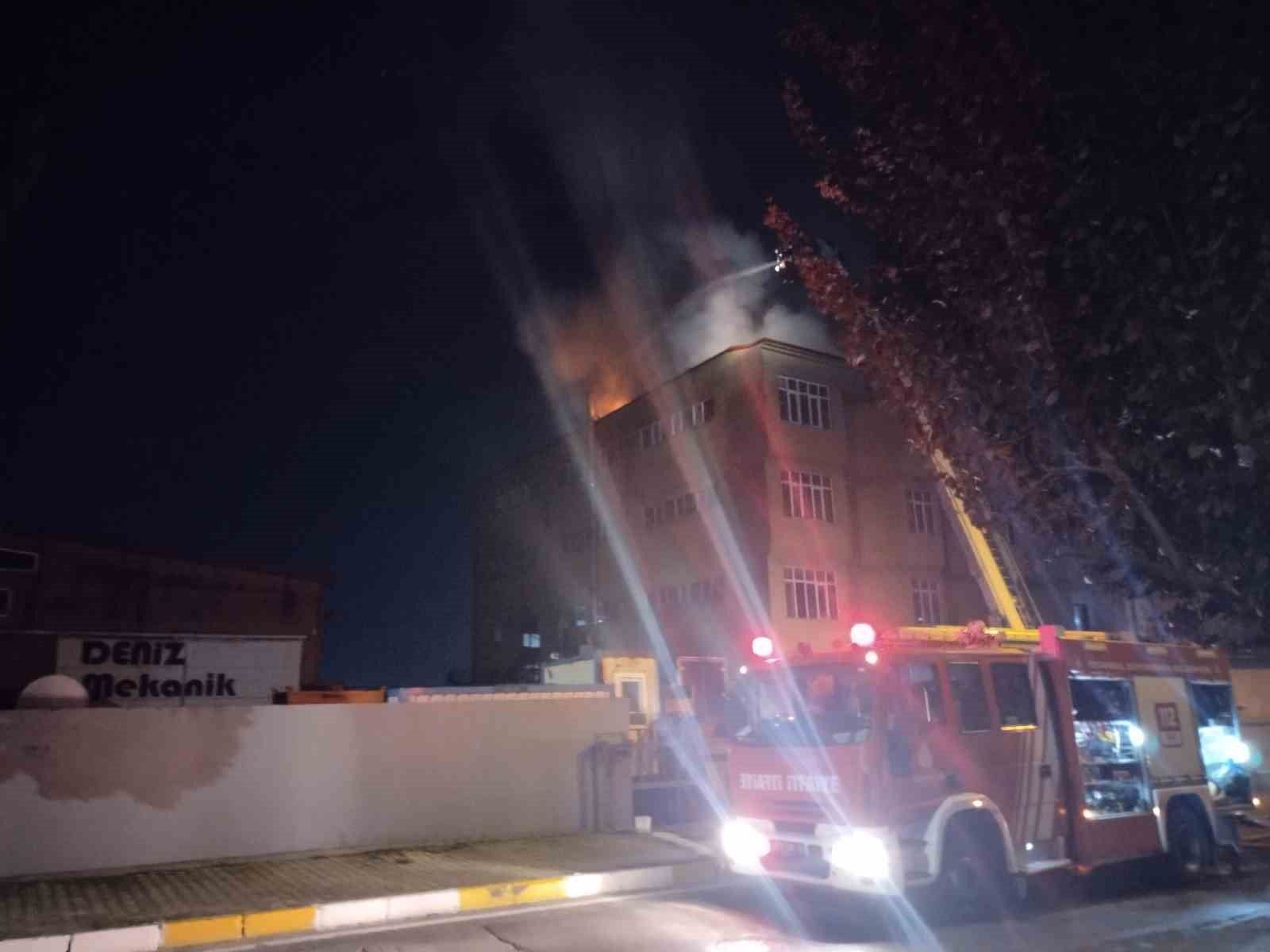 Tuzla'daki ayakkabı fabrikasında gece yangın çıktı