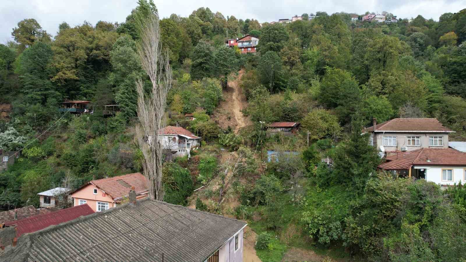Zonguldak'ta heyelan yolu kapattı, elektrik hattı koptu